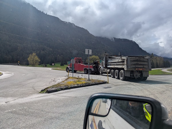 Le camion benne pleinement chargé est remorqué par une dépanneuse pour poids lourds aux frais du propriétaire