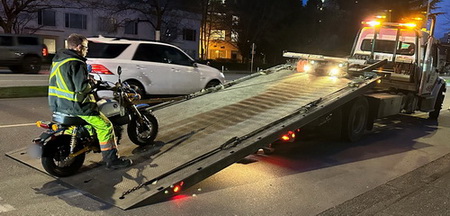 motocyclette chargée sur une dépanneuse à plate-forme