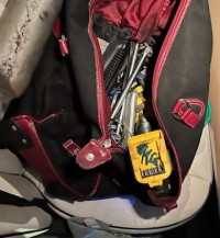 Photo d’un sac à outils contenant des outils divers.