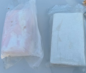 deux briques de cocaïne pesant approximativement deux kilogrammes