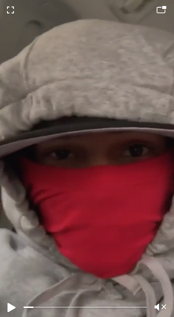 Image utilisée dans une tentative de chantage qui montre une personne portant un bandana rouge qui cache son visage 
