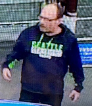 Photo captée à l’aide d’une caméra de surveillance et montrant l’individu soupçonné d’agression dans un magasin Walmart.