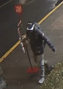 Image de vidéosurveillance dans laquelle on voit le suspect transportant la marmite à dons.