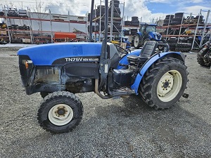 Un tracteur bleu de marque New Holland – vieux modèle; 